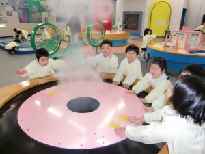 「せーの」でみんなで台を叩くと雲ができたよ(^^)