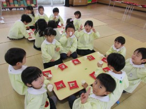 お雛様の前で、ひなあられと甘酒をいただきました♡